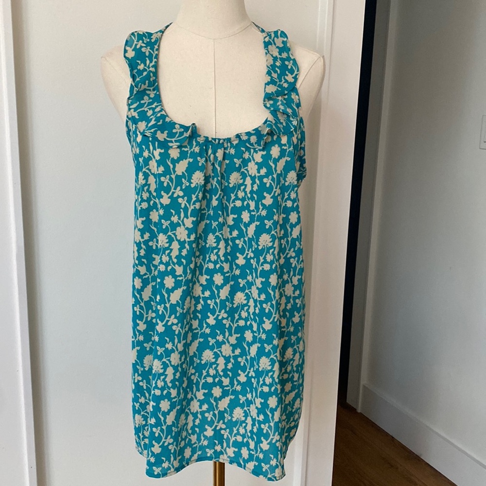 Sleeveless top ruffle collar barely worn small razor back